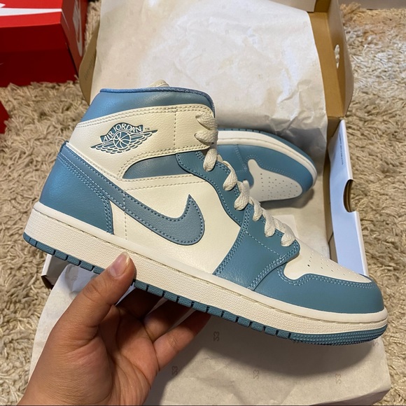 SOLD-Jordan 1 Mid UNC - Picture 1 of 2